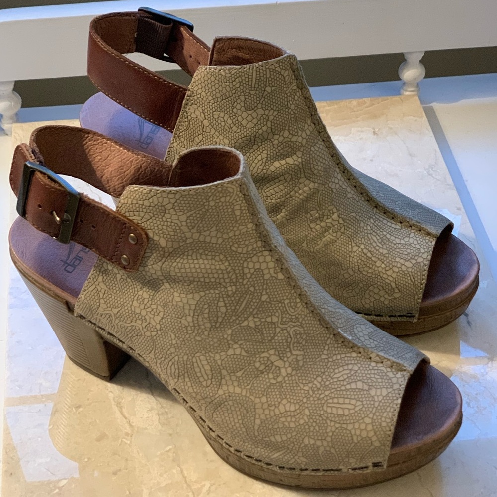 Dansko Embossed Leather Sandals/Mules 3.5” Heel, Adjustable Strap w/Buckle  9/40